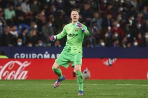 记者：特狮显然在与巴萨较劲，巴萨无法正常注册不是他的错