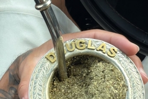 道格拉斯-路易斯晒专属马黛茶杯：愿上帝宽恕那些心存恶念之人