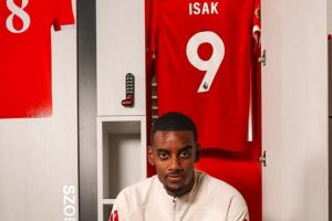 接过努涅斯号码！官方：伊萨克本赛季将穿9号！