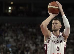 身手全能！波尔津吉斯10中6贡献16分7板3助2帽 正负值+20