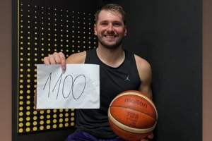 东契奇加冕斯洛文尼亚国家队队史得分王 在更衣室拍照留念