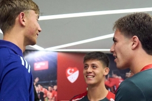 明天是对手！赫伊森赛前与居勒尔、伊尔迪兹见面寒暄