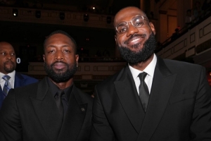 好友相聚！媒体晒詹姆斯和韦德在名人堂现场西装合影