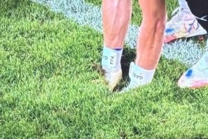 世预赛球场出现几厘米深坑，主裁暂停比赛6分钟&让工人用沙子填坑