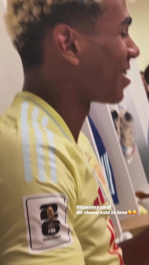 有点不好意思了😂亚马尔赛后回更衣室给女友发消息，被尼科拍到