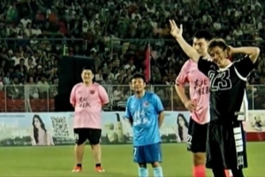 整活还得是你！郭艾伦足球场手脚并用 点球扔进韩德君把守的大门