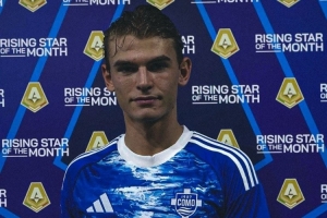 两场1球1助！对阵热那亚赛前，尼科-帕斯领取意甲8月最佳新星奖