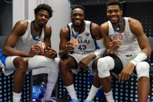 字母晒三兄弟戴奖牌合照！大加祝贺：为国争光 恭喜你的家人