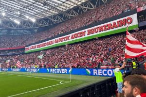 对阵阿森纳的比赛中，毕尔巴鄂竞技球迷看台打出支持巴勒斯坦横幅