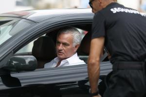 太有实力了！穆里尼奥驾驶法拉利抵达，准备与本菲卡正式签约