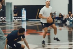 西亚卡姆组织队内迷你训练营对抗赛 内姆哈德在训练中晃到队友！