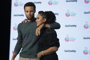 媒体人怒批阿耶莎 库里下场骂人：你是小丑里最垃圾的！