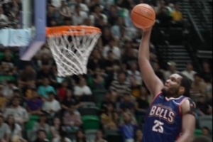 昨晚厄特尔连线卡尔顿完成一记精彩的单手暴扣 瞬间点燃全场！