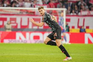 拜仁官方：斯坦尼西奇右膝内侧韧带部分受伤，将暂时缺席