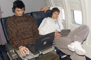 美媒晒姚明新秀年在飞机上玩过山车大亨 队友：他玩的是战火英雄