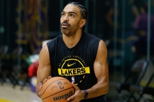 手臂肌肉线条明显！文森特晒近期训练照：练就行了