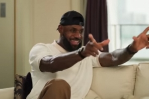 詹姆斯：我一直以为科比的手势代表某种战术 后来发现是拿球单打