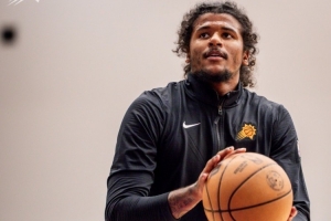 期待新赛季的表现！太阳官方晒杰伦-格林训练照