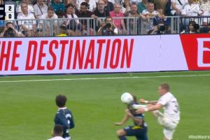 危险动作！马斯坦托诺抬脚过高踢到对方头部染黄，对方血流不止