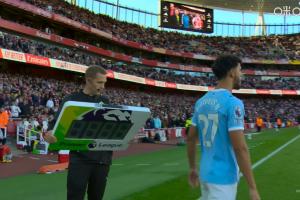 半场换人调整，努内斯换下胡桑诺夫