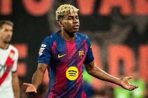 每体：亚马尔已开始草坪训练，独自在场边进行有球练习