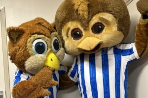 谢周三吉祥物加入球迷抗议球队老板：为无法发声的人们发声