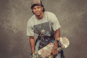 80年代复古风！字母哥晒P图：发型太绝了 绝对能上毕业纪念册🤣