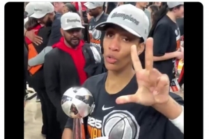 cue一下老詹？阿贾面对镜头：不是一冠 不是两冠 我们三冠喽