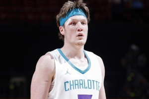 不像会打球！4号秀克尼佩尔上半场7投1中仅得2分4篮板 出现3失误