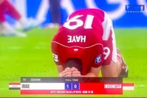 世界杯梦碎！印尼出局众球员失落哭泣，抱头跪地痛哭情难自已😭