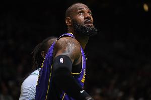 巴克利：打季前赛的很多年轻人根本留不下 詹姆斯打20分钟有啥用