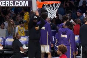 👀可太想出场了！詹姆斯暂停期间手痒在底线施展“空气投篮”