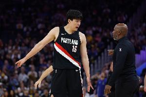 是否会给杨瀚森画战术？比卢普斯：暂停后试着给他画了一些战术