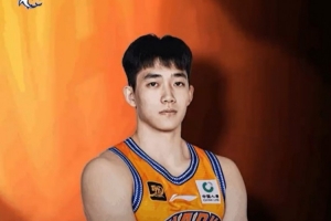 未来可期等你闪耀！祝上海男篮球员万孟霖21岁生日快乐！🎂