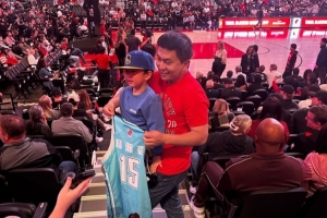 CBA元素！一位球迷拿着杨瀚森青岛队球衣观战开拓者vs勇士