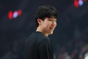 拓记：瀚森总是能利用突破或者背转身 把球打到篮下