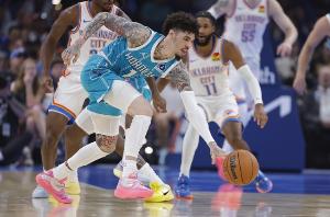 别人都是长高！黄蜂全是变矮！7位黄蜂球员官方数据身高缩水