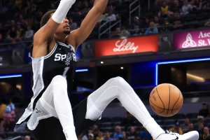 别猜了！文班亚马向记者确认：我光脚身高7尺4寸