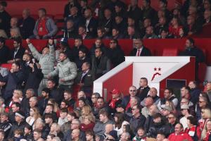 好气！马雷斯卡在看台激情庆祝进球，而森林老板就在一旁瞪着👀