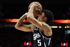 身手全面！24号秀克利福德12中5拿下13分5板7助1断