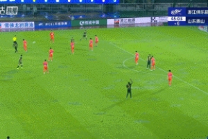 光速扳平！泰山后防洛佩斯冒顶，卡列洛破门，浙江1-1扳平泰山