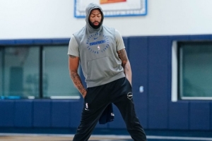 新赛季冲！独行侠晒球队训练照：浓眉冥想 弗拉格激情拍掌