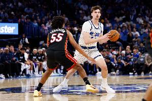 莫斯利：卡斯尔顿非常职业能完美适配球队对抗强度 防多个位置