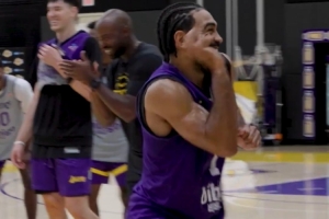 湖人队内训练视频：一对一激情对抗 佩林卡围观 文森特模仿走步