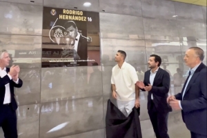 青训的骄傲！比利亚雷亚尔为金球先生罗德里举行画像揭幕仪式