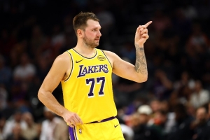 谁将辅佐东契奇？湖人揭幕战首发阵容初现端倪 伤病成最大隐患