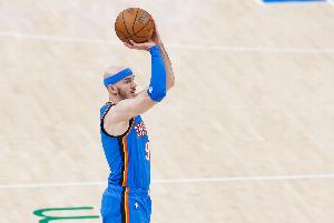 防守依旧顶级！卡鲁索9中3&三分6中2拿8分 2抢帽&造进攻犯规表现