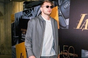 湖人入场照：东契奇简约穿搭+墨镜 里夫斯灰色卫衣印着“中国”