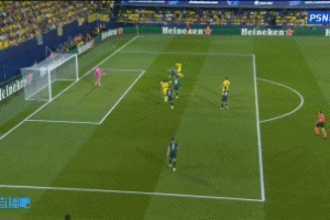 别扒拉我😡佩佩冲撞多纳鲁马，多纳鲁马揪其衣领摸他头被推开