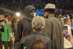 球队名宿！伊巴卡来到雷霆主场见证颁奖时刻 赛前与杜兰特寒暄